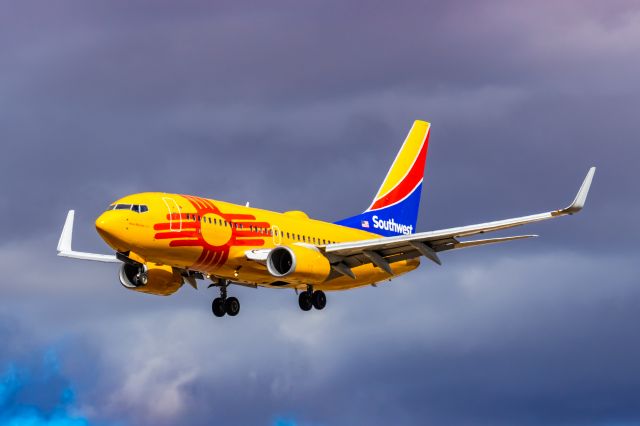 Boeing 737-700 (N781WN) - A Southwest Airlines 737-700 in New Mexico One special livery landing at PHX on 2/26/23. Taken with a Canon R7 and Tamron 70-200 G2 lens.