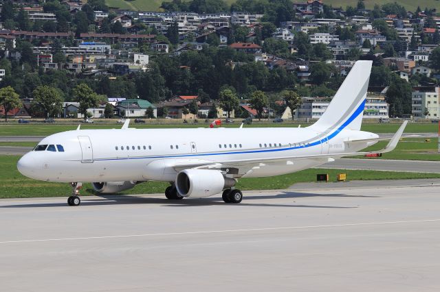 Airbus A320 (M-YBUS)