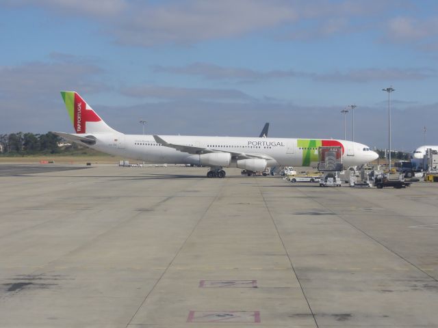 Airbus A340-300 (CS-TOC)