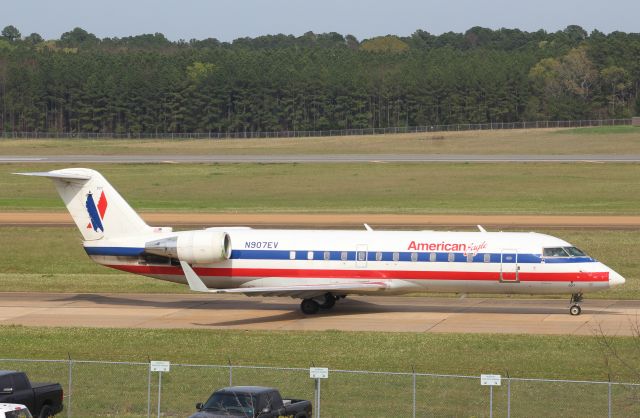 Canadair Regional Jet CRJ-200 (N907EV) - ALWAYS nice to see the old scheme! Shes been working hard all of her life, notice the peeled away paint on the cowling. She needs a makeover!