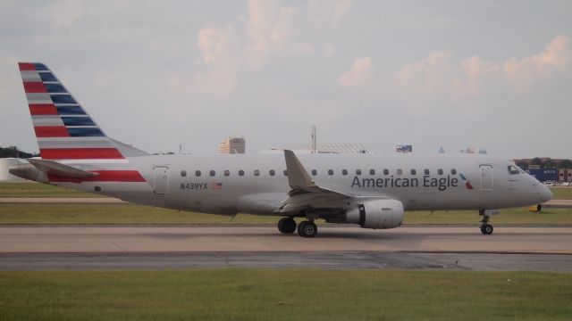 Embraer 170/175 (N439YX)