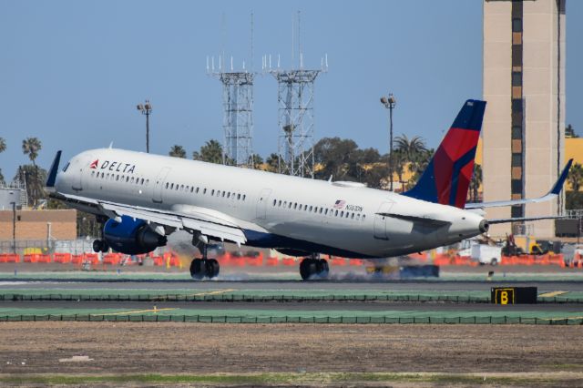 Airbus A321 (N361DN) - Delta A321 touch down at San Diego airport 