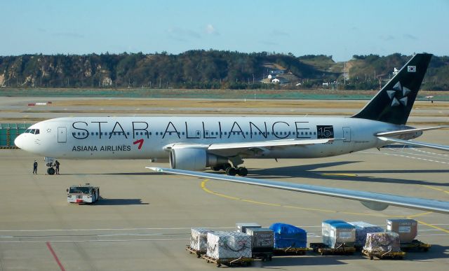 BOEING 767-300 (HL7516) - Asiana 767-38E HL7516 wearing the star alliance 15 years livery at ICN on Nov 1, 2012.