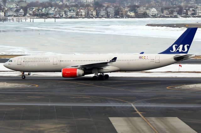 Airbus A330-300 (LN-RKO) - Scandinavian 927 from Copenhagen taxiing in on Kilo