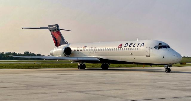 Boeing 717-200 (N966AT) - Beautiful evening with this 717.  7/21/21.