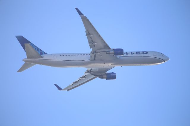 BOEING 767-300 (N656UA)