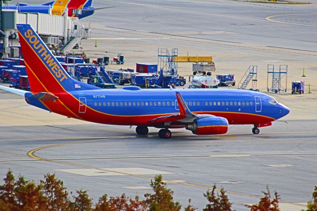 Boeing 737-700 (N7714B)