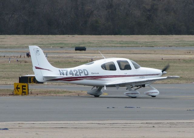 Cirrus SR-22 (N742PD) - Taxiing at Downtown Shreveport.