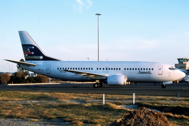 VH-CZL — - ANSETT AIRLINES OF AUSTRALIA - BOEING 737-377 - REG : VH-CZL (CN 23664/1326) - ADELAIDE INTERNATIONAL AIRPORT SA. AUSTRALIA - YPAD (22/2/1989)