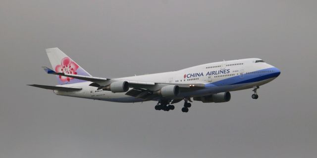 Boeing 747-400 (B-18210)