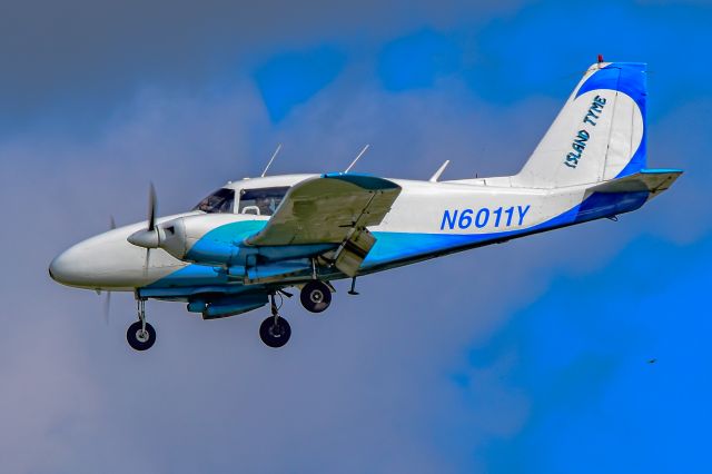 Piper Apache (N601YY)