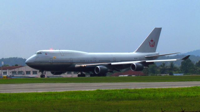 Boeing 747-400 (V8-ALI)