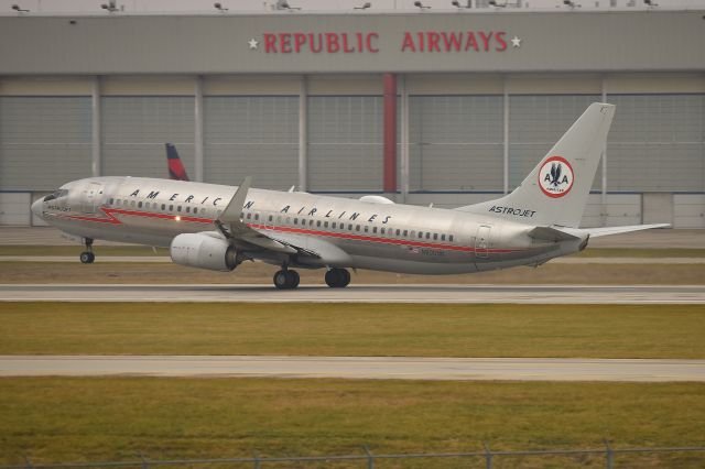 Boeing 737-800 (N905NN) - AA's beautiful (no matter the weather or lighting conditions) Astrojet, departing 23-R commencing her journey for the short flight back up to ORD 12-17-23.