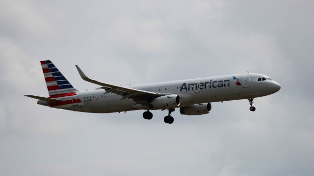 Airbus A321 (N160AN) - Coming in for a landing as seen from Founder's Plaza on 5/26/2019.