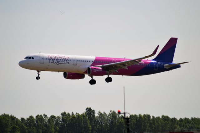 Airbus A321 (HA-LXN) - Final app. RWY 31R 