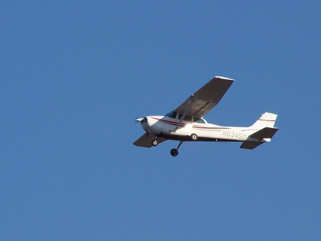 Cessna Skyhawk (N63450) - Picture taken @ KCEW. 11/20/08