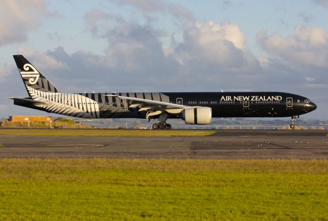 BOEING 777-300 (ZK-OKQ)