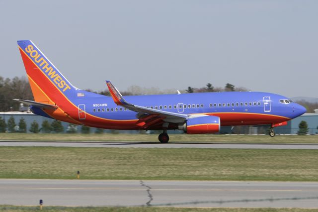 Boeing 737-700 (N904WN) - Touchdown Albany, NY