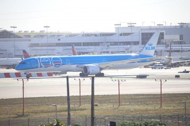 BOEING 787-10 Dreamliner (PH-BKA)