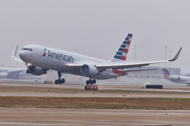 BOEING 767-300 (N397AN)