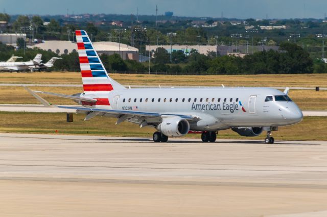 Embraer 175 (N221NN)