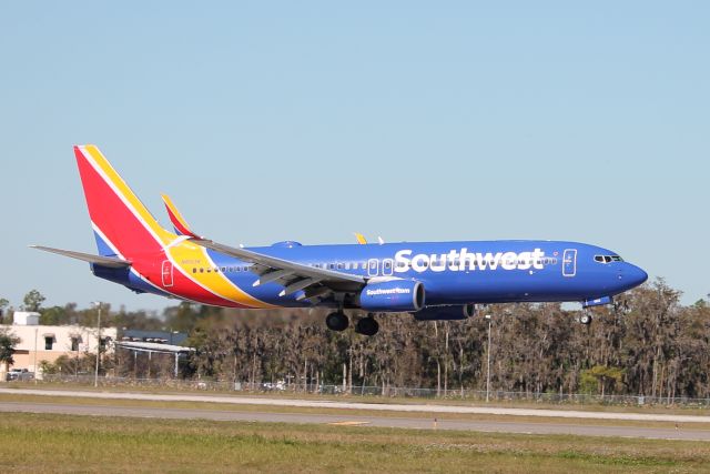 Boeing 737-800 (N8613K) - Southwest Flight 3009 arrives on Runway 6 at Southwest Florida International Airport following flight from Hartsfield-Jackson Atlanta International Airport (12/2/24)