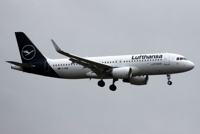 Airbus A320 (D-AIWE) - On short finals for rwy 09L on 1-Feb-19 operating flight DLH908 from EDDF.