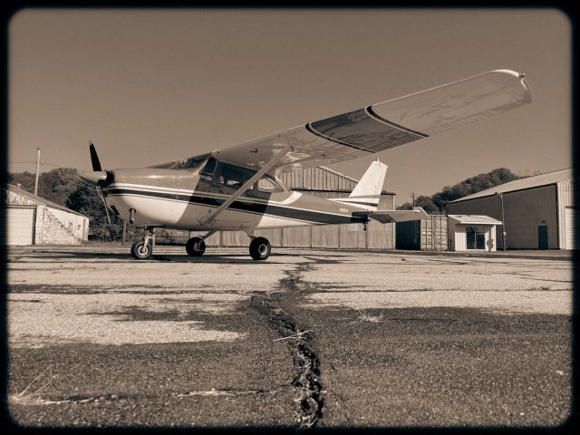 Cessna Skyhawk (N3883S) - Picture was taken at Cassville (C74) October 21, 2022.