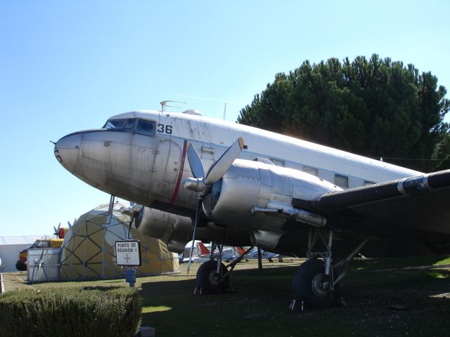 Douglas DC-3 —