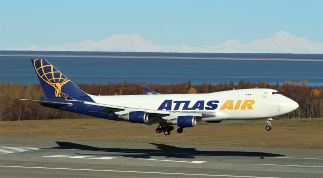 Boeing 747-400 (N477MC)