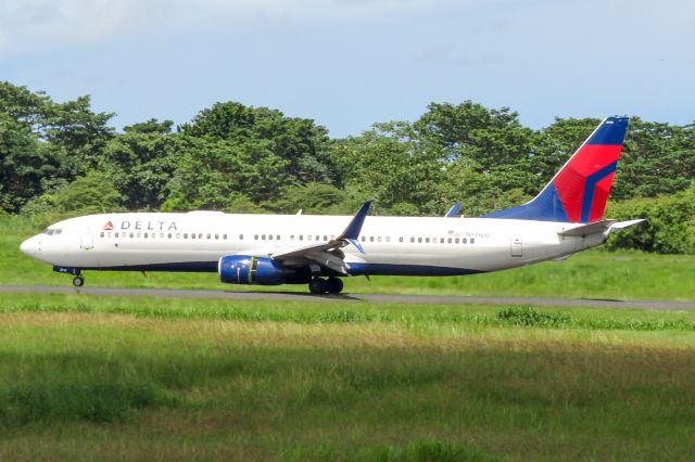 Boeing 737-900 (N919DU)