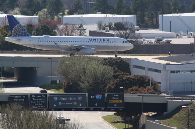 Airbus A320 (N417UA) - N417UA taxiing across the bridge on taxiway E