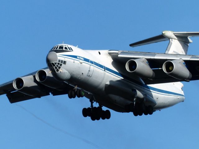 Ilyushin Il-76 (RA-78838) - Hermoso IL76 con la flota de vehículos oficiales del presidente Putin.