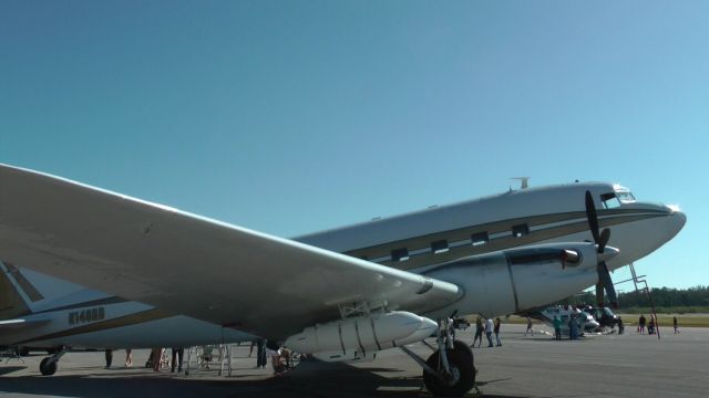 Douglas DC-3 (N146RD)