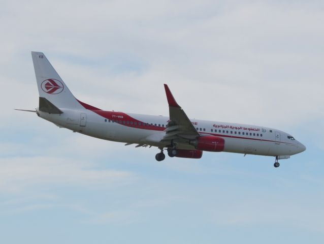 Boeing 737-800 (7T-VKB)