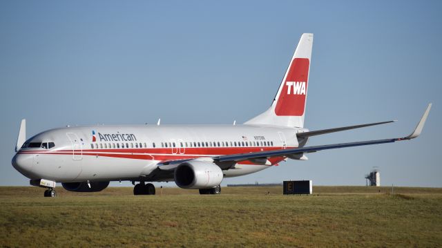 Boeing 737-800 (N915NN) - American Airlines "TWA Heritage" flight taxiing to RWY 17L for a departure to Dallas - Ft. Worth International Airport