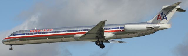 McDonnell Douglas MD-80 (N9616G) - On Final 30-L