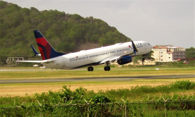 Boeing 737-900 (N834DN)