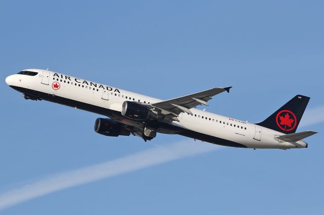 Airbus A321 (C-GJWO) - Takes off.