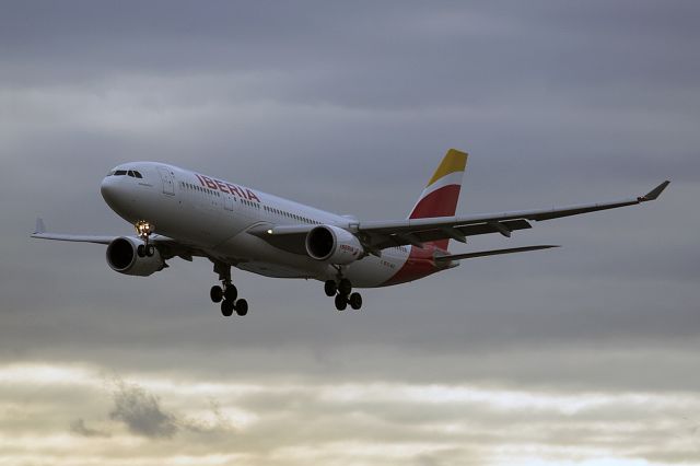 Airbus A330-300 (EC-MLB)