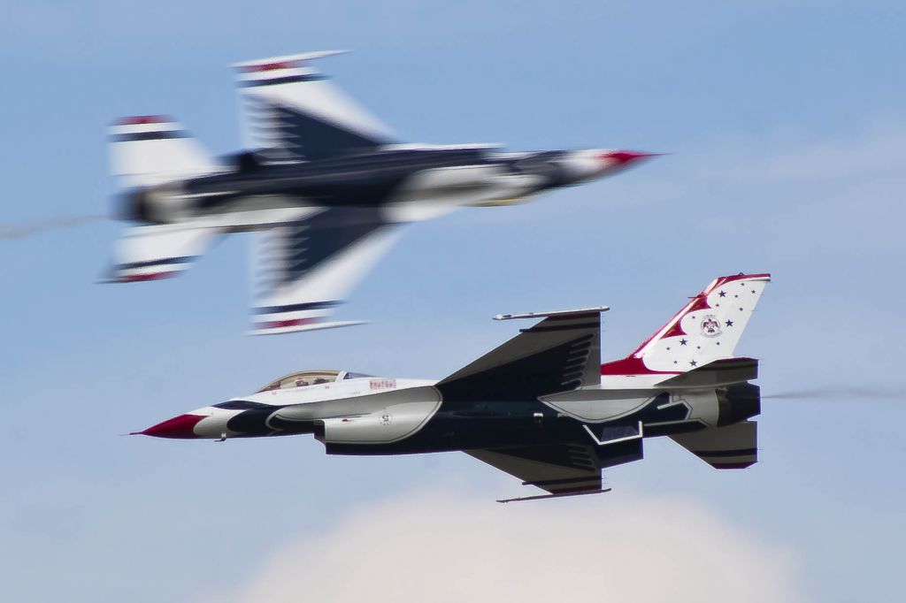 Lockheed F-16 Fighting Falcon — - One shot, one chance, nailed it. The U.S. Thunderbirds solos do an opposing pass at Robins AFB.