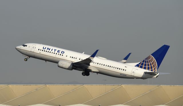 Boeing 737-800 (N73256) - Departing LAX