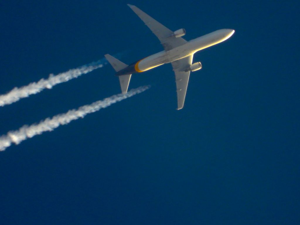 BOEING 767-300 (N339UP)