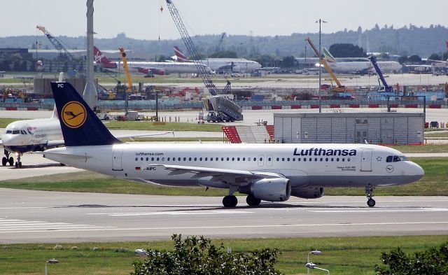 Airbus A320 (D-AIPC) - Lufthansa