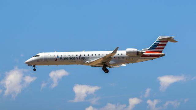 Canadair Regional Jet CRJ-700 (N771SK) - American Eagle CRJ-700 landing at PHX on 7/8/22. Taken with a Canon 850D and Rokinon 135mm f/2 lens.