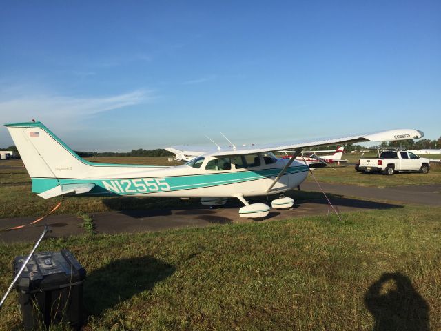 Cessna Skyhawk (N12555) - Central Jersey Regional Airport 