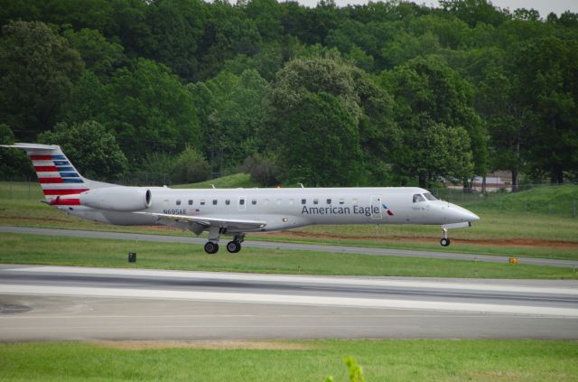 Embraer ERJ-145 (N695AE)