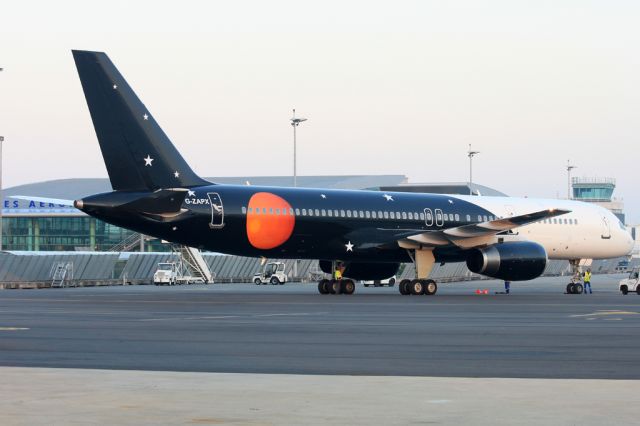 Boeing 737-800 (G-ZAPX)