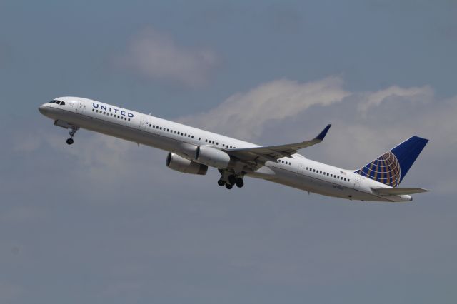 BOEING 757-300 (N57862)