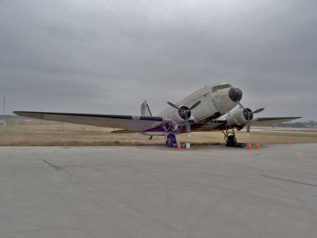 Douglas DC-3 —